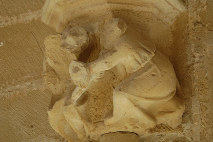 Capitel con figura de dos monjes del claustro del monasterio de Rueda
